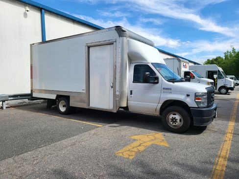 Used 2021 Ford E-350 and Econoline 350 Super Duty RWD image 2