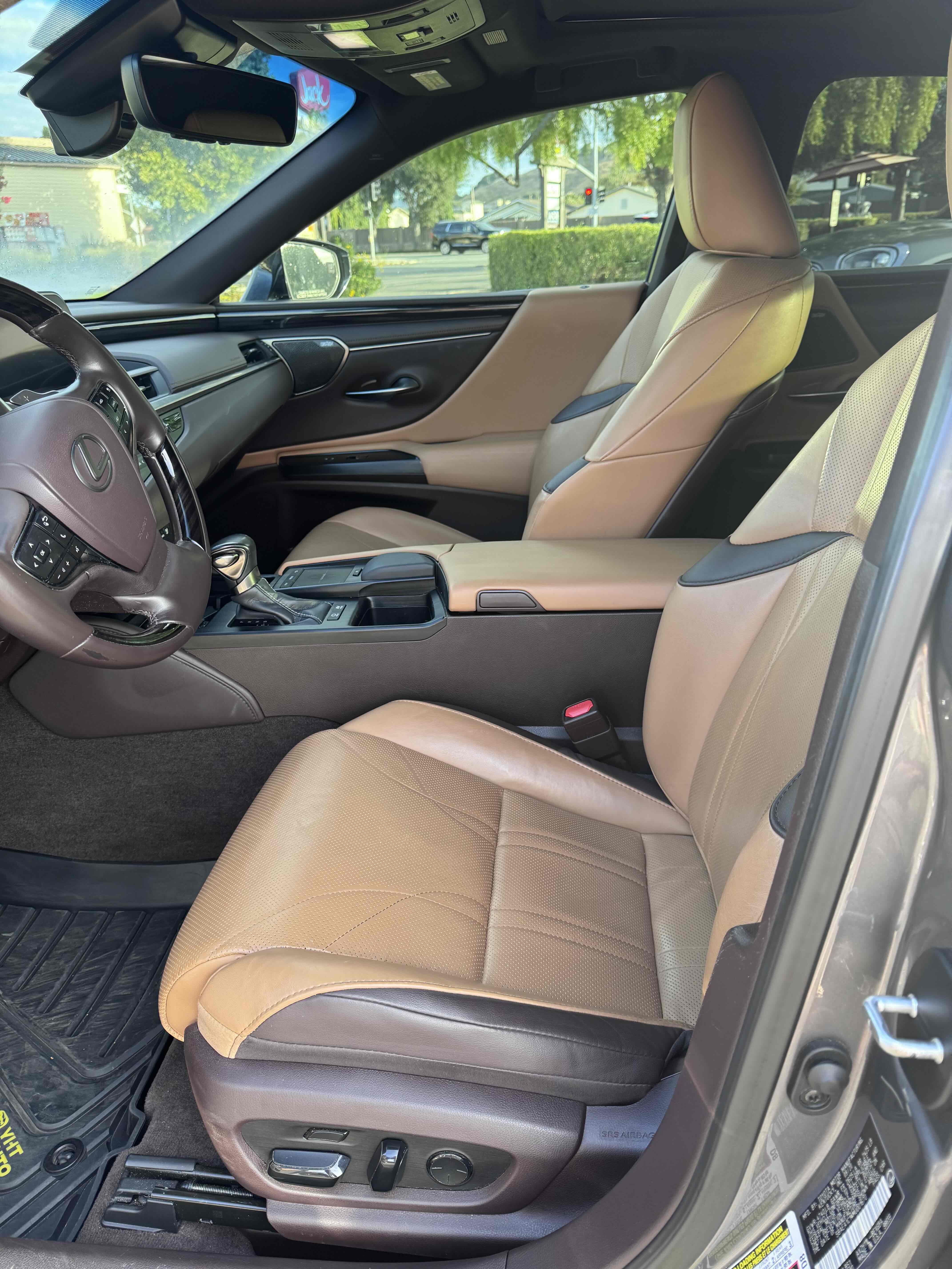 Used 2021 Lexus ES 300h w/ Accessory Package FWD image 2