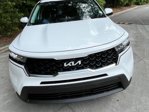 Used 2022 Kia Sorento LX FWD image 2