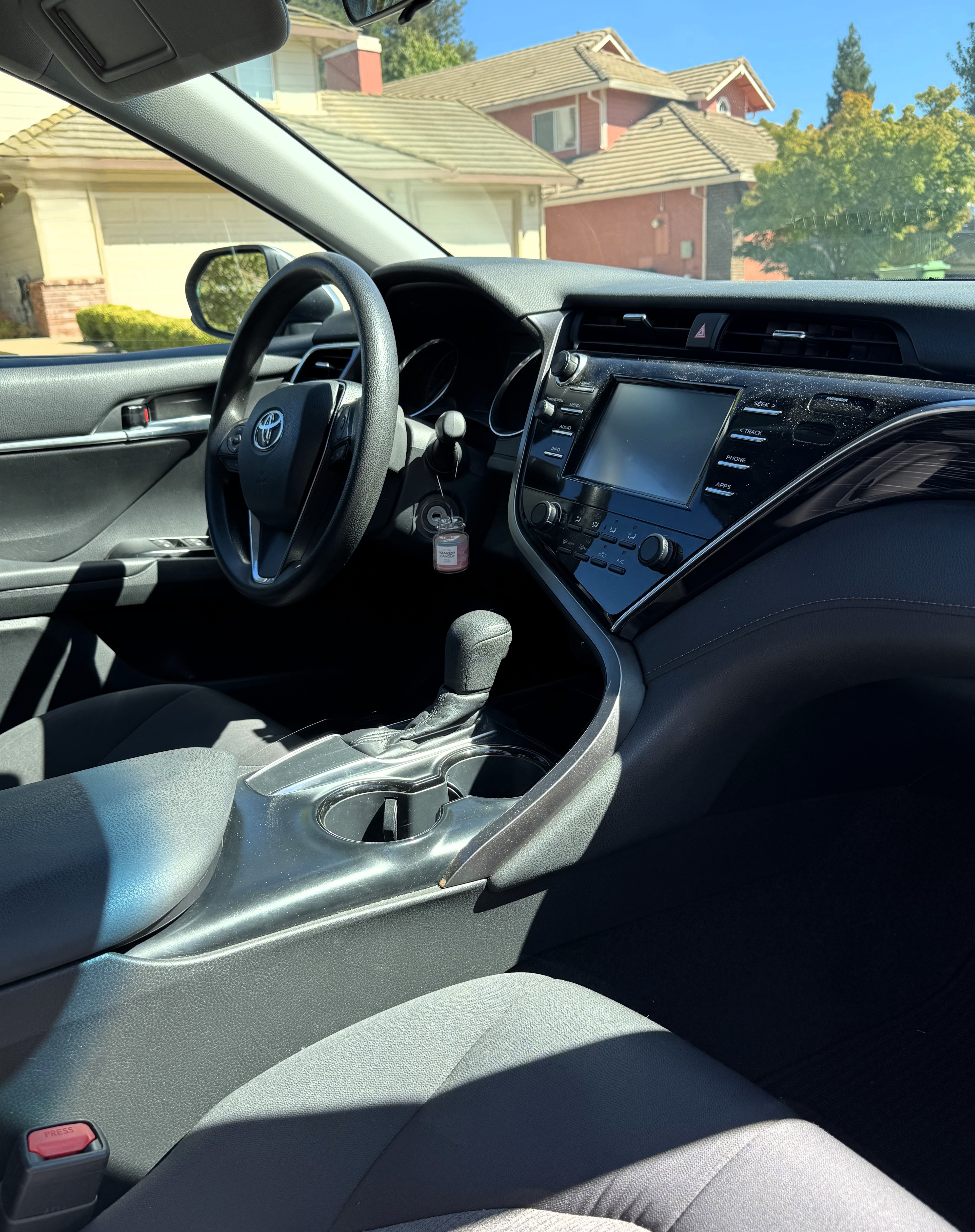 Used 2018 Toyota Camry LE FWD image 11