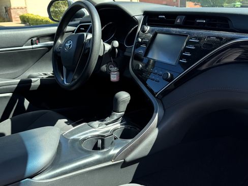 Used 2018 Toyota Camry LE FWD image 12
