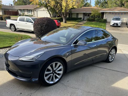 Used 2018 Tesla Model 3 Long Range image 1