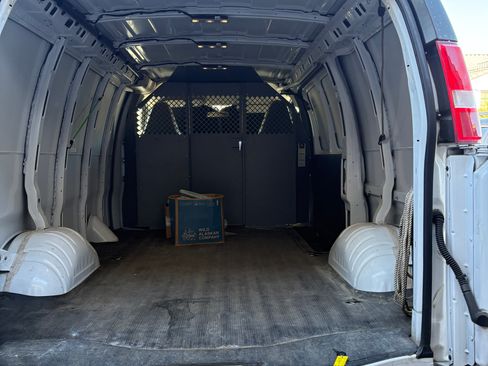 Used 2019 Chevrolet Express 2500 image 6