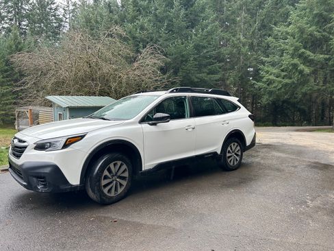 Used 2022 Subaru Outback Wagon 4D image 2