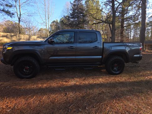 Used 2022 Toyota Tacoma TRD Off-Road w/ Technology Package image 12