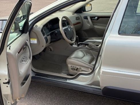 Used 2005 Volvo XC70 image 11