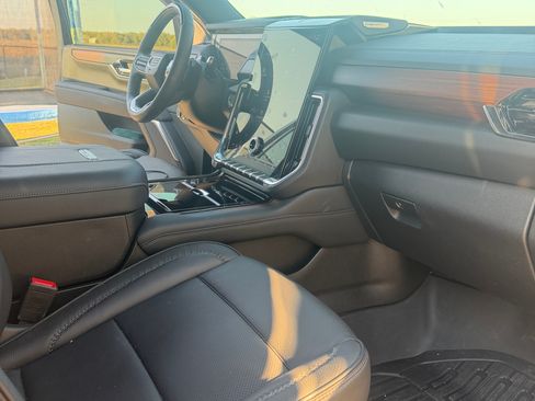 Used 2025 GMC Yukon XL Denali w/ Denali Reserve Package image 9