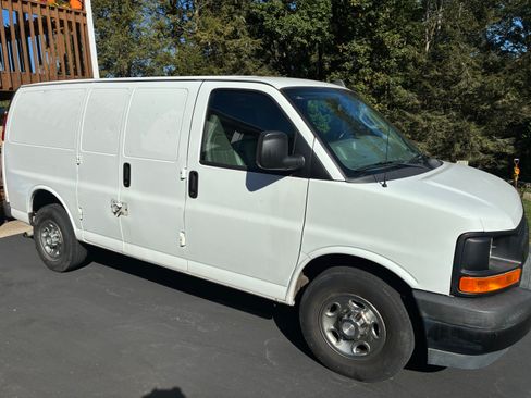 Used 2017 Chevrolet Express 2500 image 4