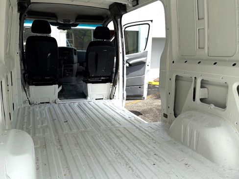 Used 2016 Mercedes-Benz Sprinter 2500 image 10