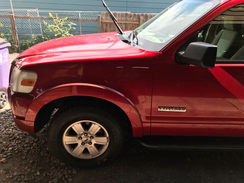 Used 2007 Ford Explorer XLT image 2