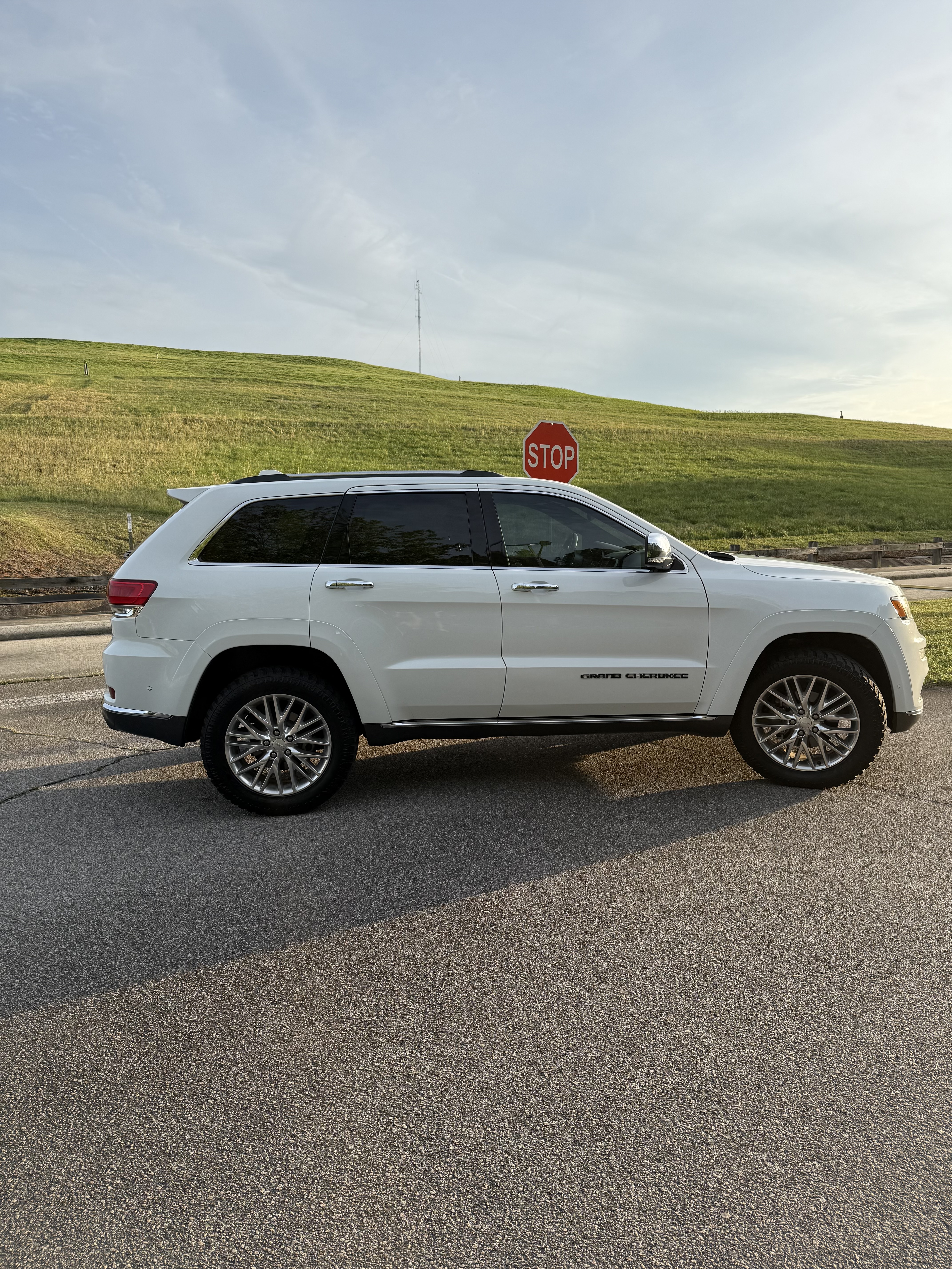 Used 2018 Jeep Grand Cherokee Summit w/ Skid Plate Group AWD/4WD image 9