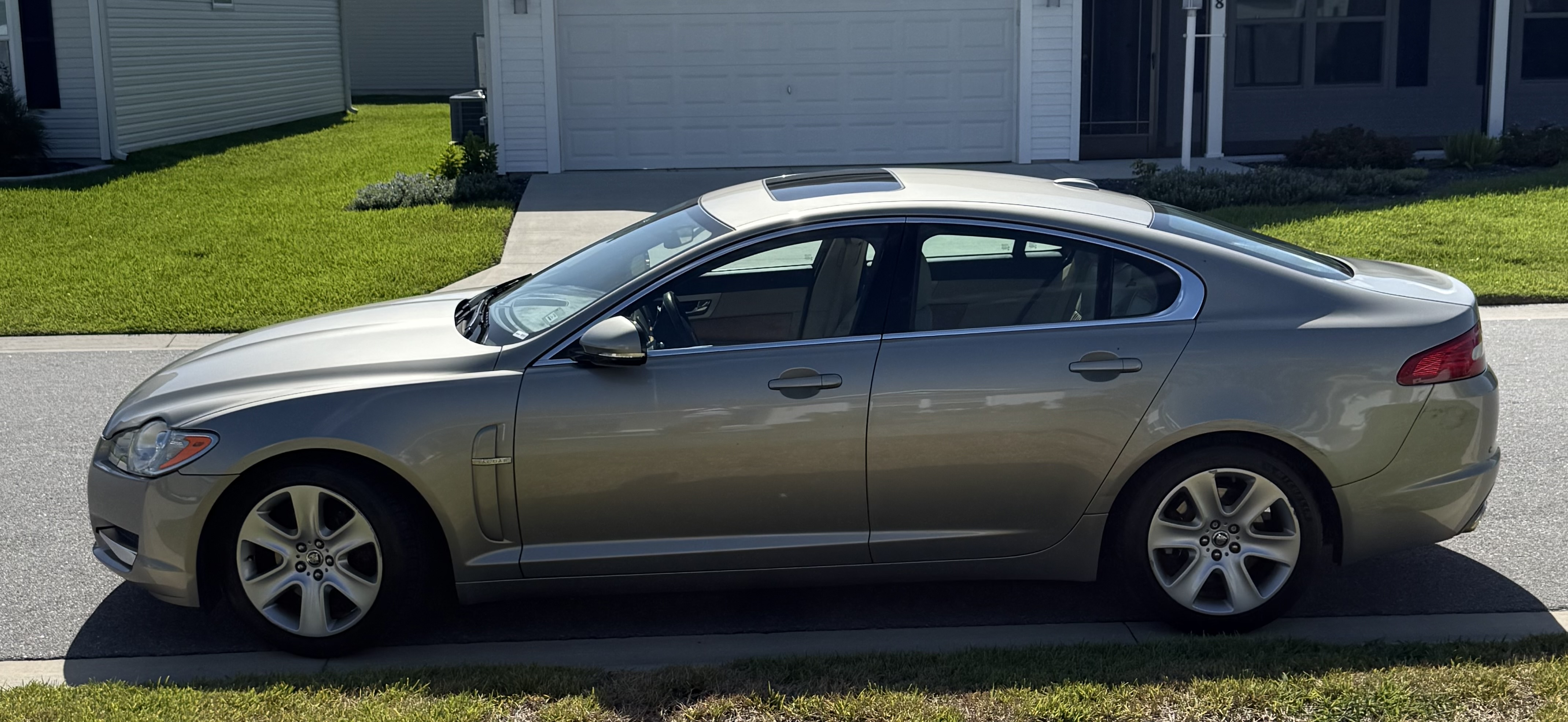 Used 2010 Jaguar XF Luxury RWD image 2