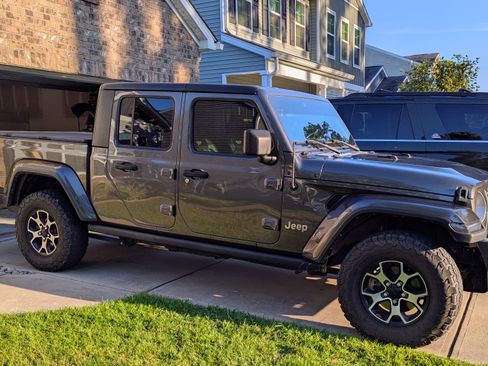 Used 2021 Jeep Gladiator Overland image 2