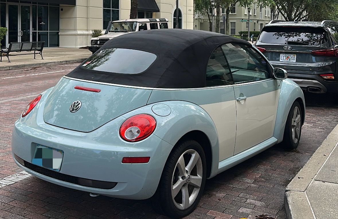Used 2010 Volkswagen Beetle Final Edition FWD image 1