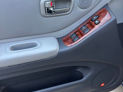 Used 2005 Toyota Highlander Limited image 11