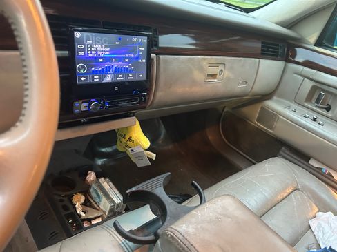 Used 1995 Cadillac De Ville Sedan FWD image 8
