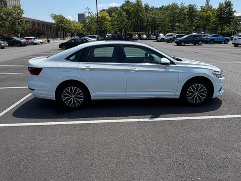 Used 2020 Volkswagen Jetta SE w/ SE Cold Weather Package FWD image 2