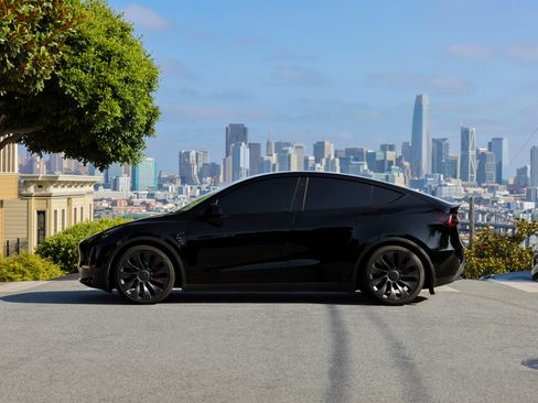 Used 2022 Tesla Model Y Performance image 5