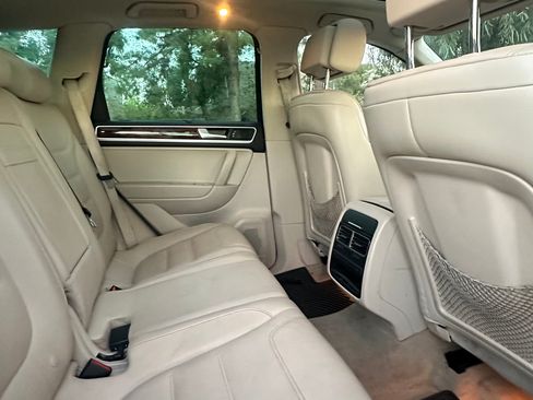 Used 2012 Volkswagen Touareg Hybrid image 12