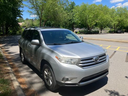 Used 2012 Toyota Highlander SE w/ Tow Pkg AWD/4WD image 6