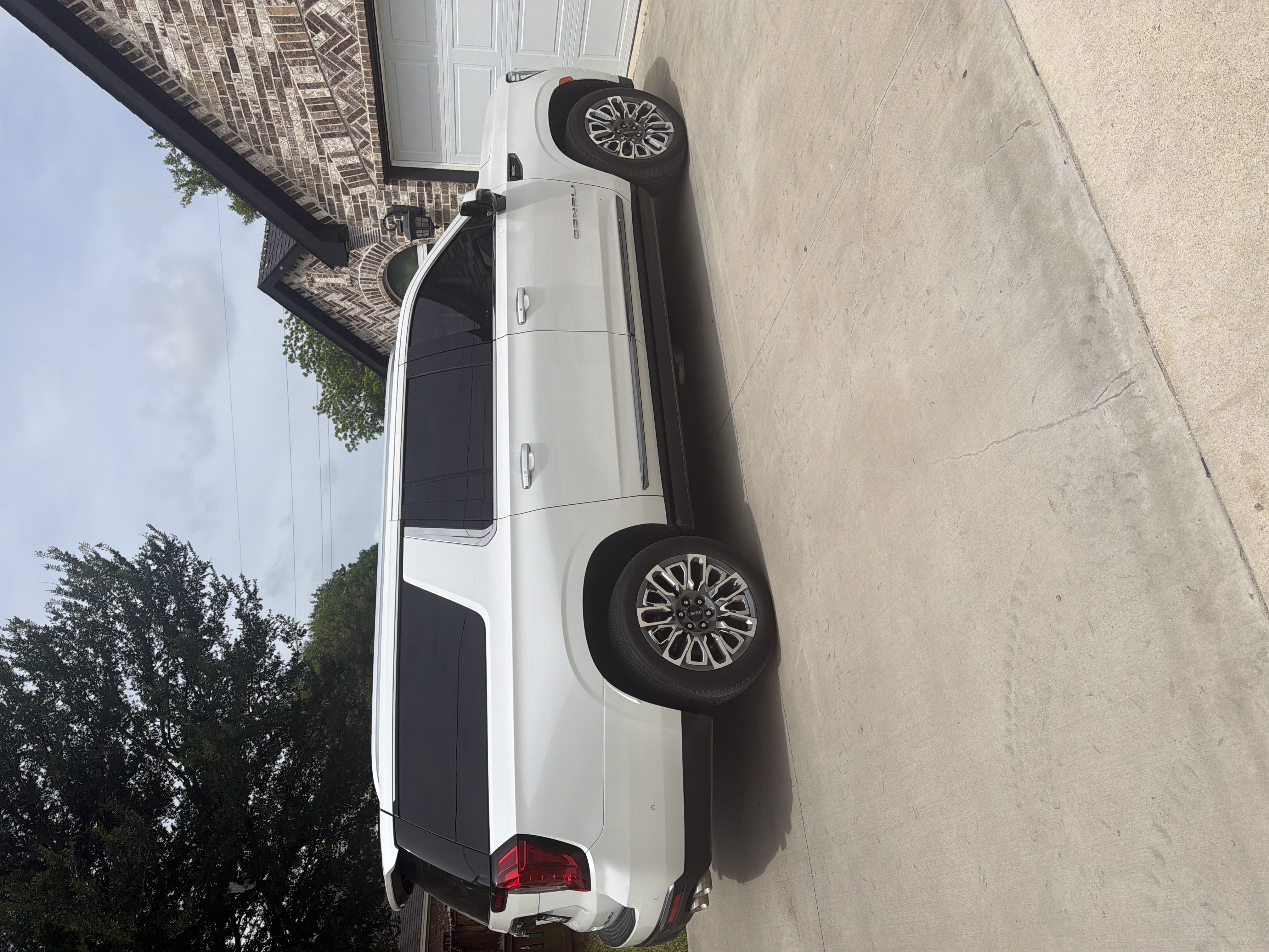 Used 2024 GMC Yukon XL Denali Ultimate AWD/4WD image 4