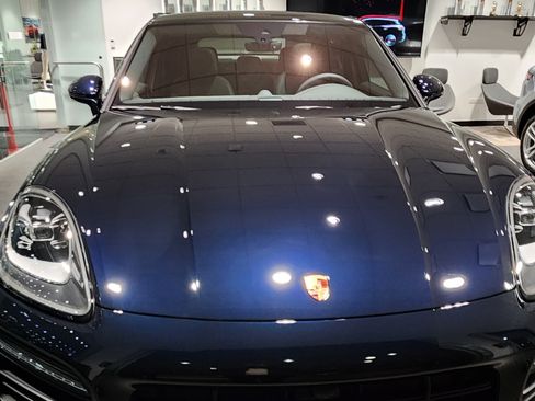 Used 2023 Porsche Cayenne Platinum Edition image 2