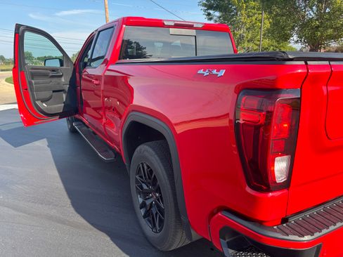 Used 2022 GMC Sierra 1500 Elevation w/ Elevation Premium Package AWD/4WD image 15