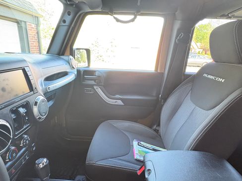 Used 2015 Jeep Wrangler Unlimited Rubicon image 23