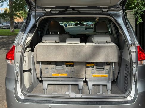Used 2013 Toyota Sienna XLE image 10