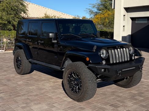 Used 2015 Jeep Wrangler Unlimited Sahara image 2