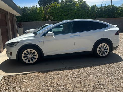 Used 2016 Tesla Model X 75D image 2
