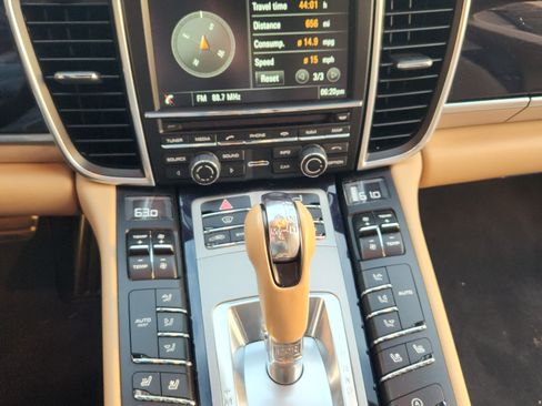 Used 2015 Porsche Panamera 4 image 2