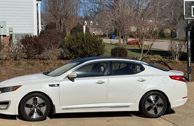 Used 2012 Kia Optima Hybrid w/ Hybrid Premium Technology Pkg FWD image 2