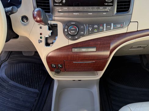 Used 2011 Toyota Sienna Limited image 11