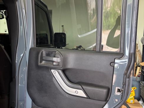 Used 2015 Jeep Wrangler Unlimited Rubicon w/ Connectivity Group AWD/4WD image 12