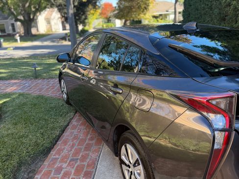 Used 2016 Toyota Prius Four Touring image 2