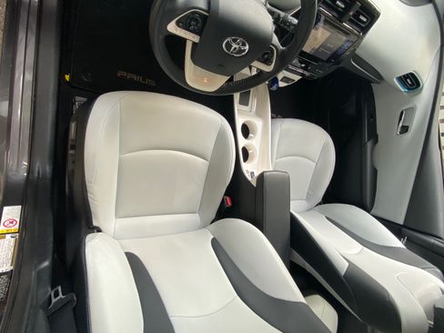 Used 2016 Toyota Prius Four FWD image 5