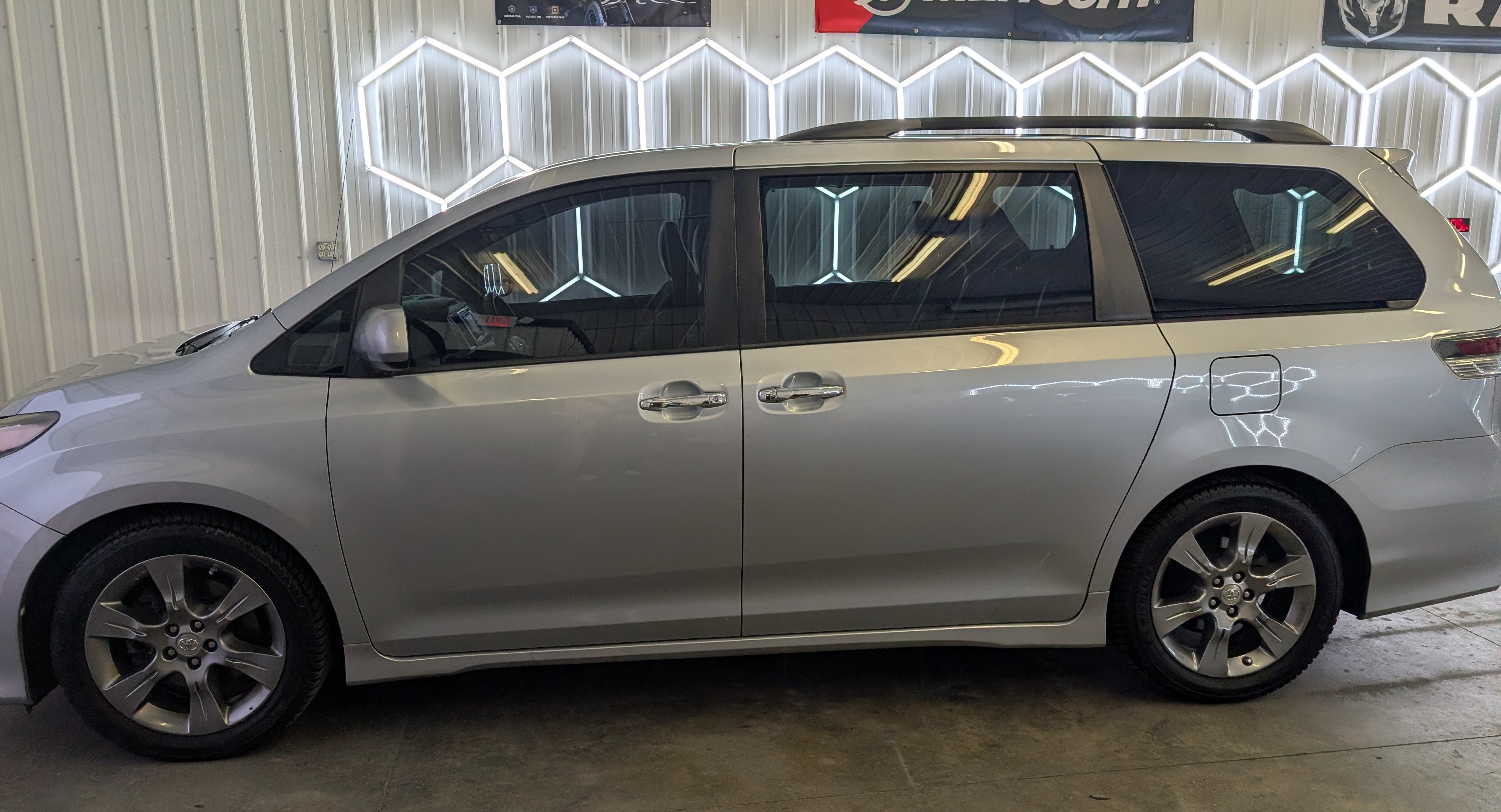 Used 2014 Toyota Sienna SE FWD image 1