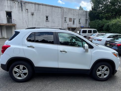 Used 2017 Chevrolet Trax LT w/ LT Convenience Package image 13