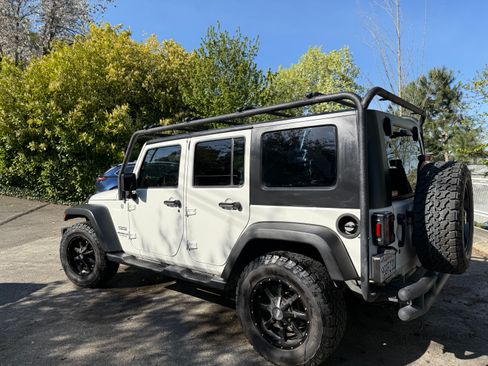 Used 2010 Jeep Wrangler Unlimited Sport image 4