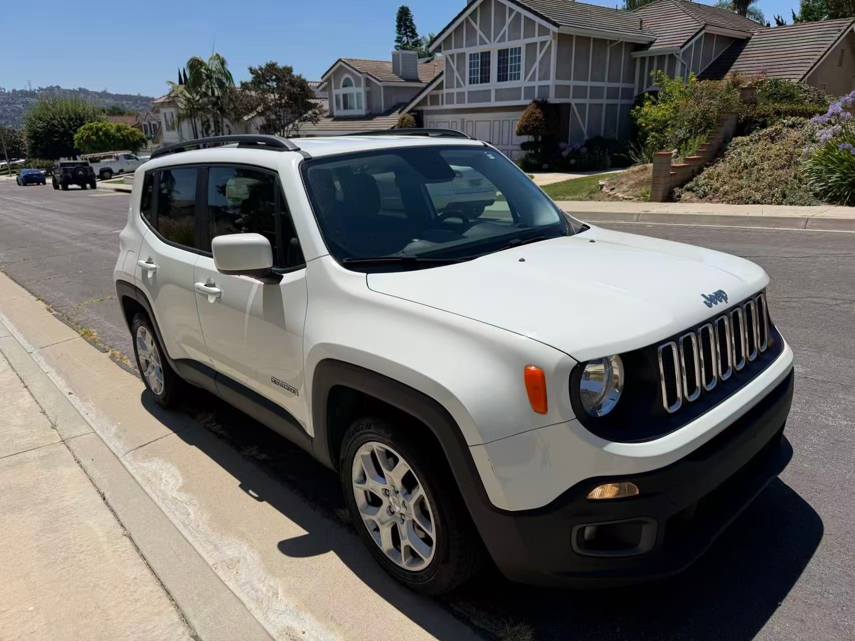 Used 2017 Jeep Renegade Latitude FWD image 13