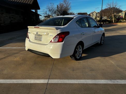 Used 2017 Nissan Versa SL image 5
