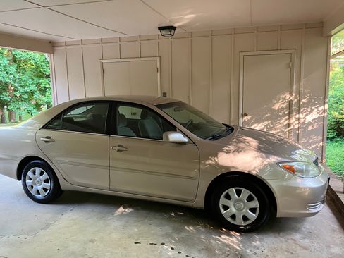 Used 2002 Toyota Camry LE FWD image 1