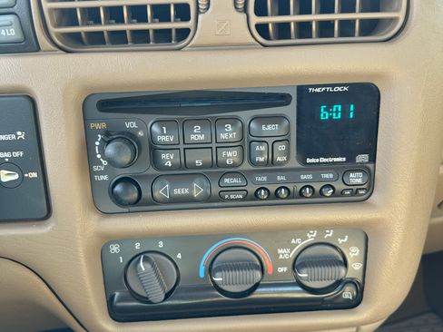 Used 1998 Chevrolet S10 Pickup LS w/ Preferred Equipment Group AWD/4WD image 13