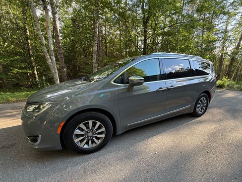 Used 2020 Chrysler Pacifica Limited w/ Advanced Safetytec Group FWD image 9