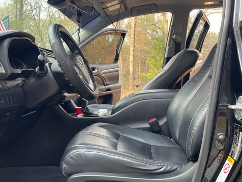 Used 2018 Toyota Highlander SE image 6