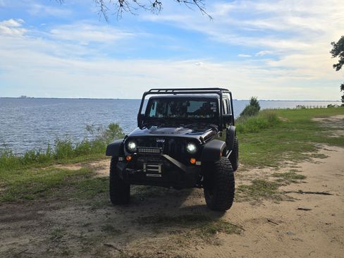 Used 2017 Jeep Wrangler Unlimited Rubicon AWD/4WD image 2