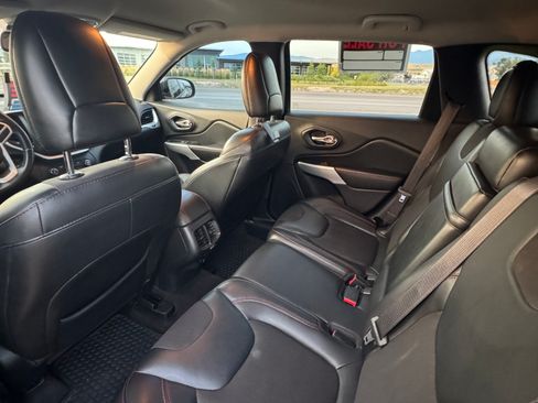 Used 2017 Jeep Cherokee Trailhawk image 10