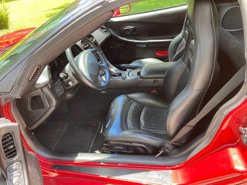 Used 2004 Chevrolet Corvette Coupe w/ Roof Package RWD image 15