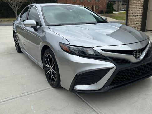 Used 2022 Toyota Camry SE image 2